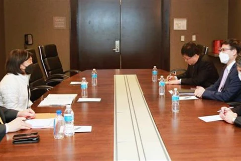 Đại diện Thương mại Mỹ (USTR) Katherine Tai (thứ 2, trái) và Bộ trưởng Thương mại Hàn Quốc Yeo Han-koo (thứ 2, phải) tại cuộc gặp ở Detroit, Mỹ, ngày 16/3/2022. Ảnh: Yonhap/TTXVN