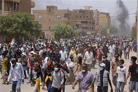 Người biểu tình phản đối đảo chính tập trung tại Khartoum (Sudan), ngày 30/6/2022. (Ảnh: AFP/TTXVN)