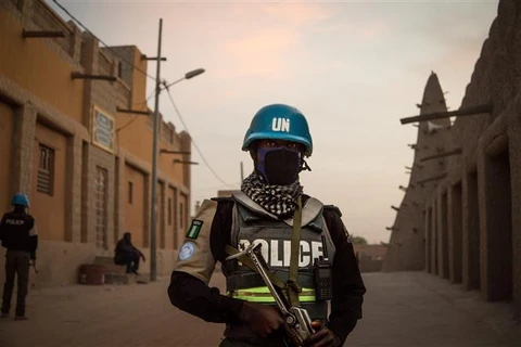 Binh sỹ thuộc Phái bộ Gìn giữ Hòa bình của Liên hợp quốc (MINUSMA) tuần tra tại Timbuktu (Mali). (Ảnh: AFP/TTXVN)