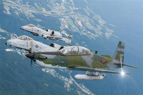 Máy bay chiến đấu KA-1 của Hàn Quốc (phải) và máy bay chống tăng A-10 của Mỹ tham gia cuộc tập trận chung của quân đội hai nước, ngày 15/7/2022. (Ảnh: Yonhap/TTXVN)