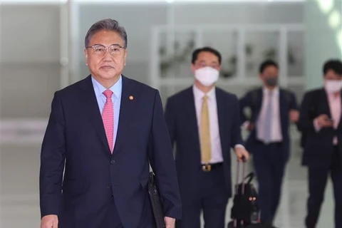 Ngoại trưởng Hàn Quốc Park Jin (trái) tại sân bay quốc tế Incheon, ngày 12/6/2022. (Ảnh: Yonhap/TTXVN)