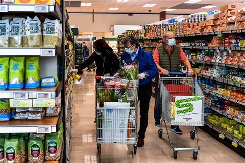 Khách hàng chọn mua đồ tại siêu thị ở Milan (Italy). (Ảnh: AFP/TTXVN)