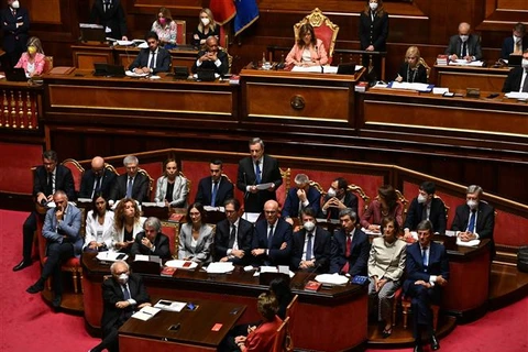 Thủ tướng Italy Mario Draghi (giữa, hàng 3) phát biểu tại phiên bỏ phiếu tín nhiệm chính phủ của Thượng viện ở Rome, ngày 20/7/2022. (Ảnh: THX/TTXVN)