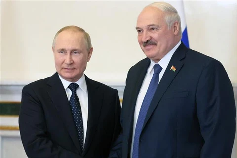Tổng thống Nga Vladimir Putin (trái) và người đồng cấp Belarus Alexander Lukashenko tại cuộc gặp ở Saint Petersburg, ngày 25/6/2022. (Ảnh: AFP/TTXVN)