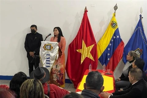 Bà Nguyen Manrique, Hiệu trưởng cơ sở Trường UNEFA tại bang Mérida phát biểu tại buổi lễ tri ân. (Ảnh: TTXVN phát)