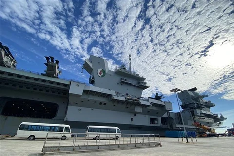 Tàu sân bay HMS Queen Elizabeth neo tại Căn cứ hải quân Changi, Singapore, ngày 11/10/2021. Ảnh: AFP/ TTXVN
