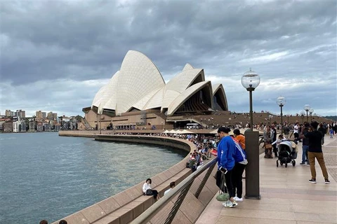 Du khách tham quan Nhà hát Opera Sydney (Australia). (Ảnh: AFP/TTXVN)