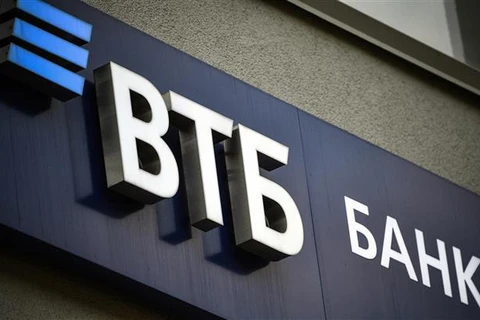 Biểu tượng ngân hàng VTB tại trụ sở ở Moskva (Nga). (Ảnh: AFP/TTXVN)