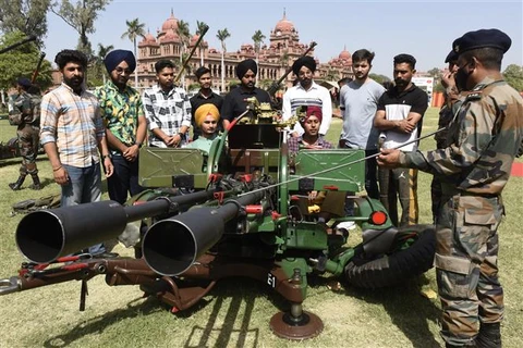 Các loại vũ khí trưng bày tại Triển lãm quốc phòng ở Amritsar (Ấn Độ), ngày 26/3/2022. (Ảnh: AFP/TTXVN)
