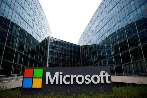 Microsoft cho biết họ bị mất khoản doanh thu 100 triệu USD trong quý 2 do việc doanh nghiệp giảm chi tiêu cho quảng cáo. (Ảnh: AFP/TTXVN)