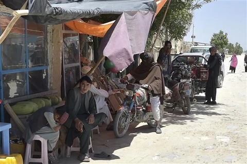 Các tay súng Taliban tại một khu chợ ở huyện Andar ở tỉnh Ghazni (Afghanistan), ngày 3/6/2021. (Ảnh: AFP/TTXVN)