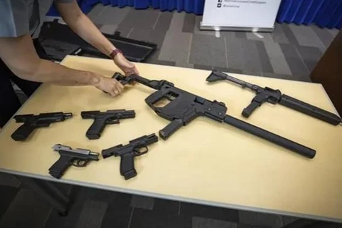Những khẩu súng do Cảnh sát Hoàng gia Canada thu giữ được trong một chiến dịch ở Surrey, tỉnh British Columbia, miền Tây Canada. (Ảnh: AP/TTXVN)