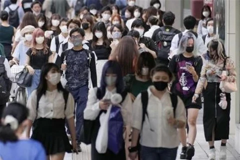 Người dân đeo khẩu trang phòng lây nhiễm COVID-19 tại Aichi (Nhật Bản), ngày 26/7/2022. (Ảnh: Kyodo/TTXVN)