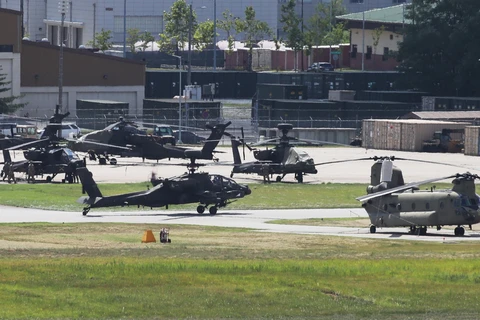 Máy bay trực thăng quân sự đậu tại căn cứ quân sự Mỹ Humphreys ở Pyeongtaek, cách thủ đô Seoul (Hàn Quốc) 70km về phía Nam để tham gia một cuộc diễn tập hồi tháng 8/2021. (Ảnh: Yonhap/TTXVN)