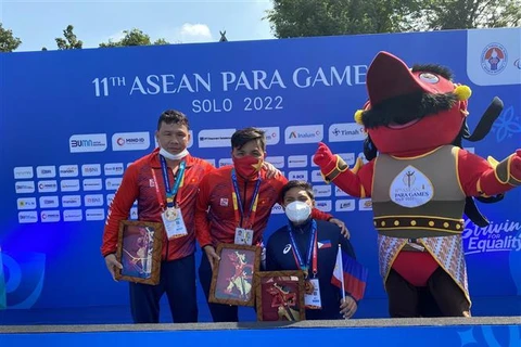 Kình ngư Võ Huỳnh Anh Khoa (giữa) xuất sắc giành huy chương Vàng đầu tiên cho đoàn thể thao người khuyết tật Việt Nam tại ASEAN Para Games lần thứ 11. Ảnh: Chiến Phong-PV TTXVN tại Indonesia