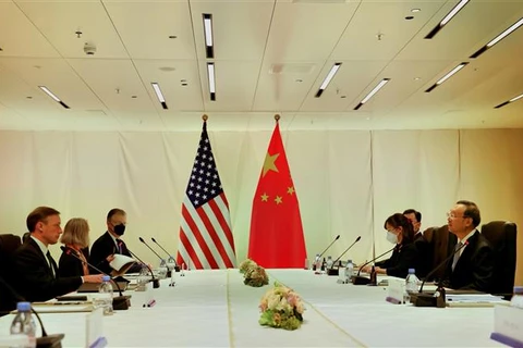 Cố vấn An ninh quốc gia Mỹ Jake Sullivan (trái) và Ủy viên Bộ Chính trị, Chủ nhiệm văn phòng Ủy ban Đối ngoại Trung ương đảng Cộng sản Trung Quốc Dương Khiết Trì (phải) tại cuộc hội đàm ở Zurich (Thụy Sĩ), ngày 6/10/2021. (Ảnh: THX/TTXVN)