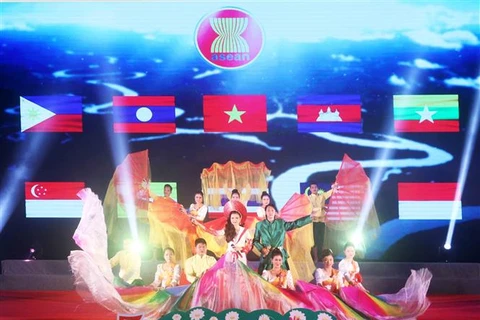 Chương trình nghệ thuật chào mừng 55 năm ngày thành lập ASEAN, được tổ chức tại Cà Mau tối 7/8/2022. (Ảnh: Huỳnh Anh/TTXVN)