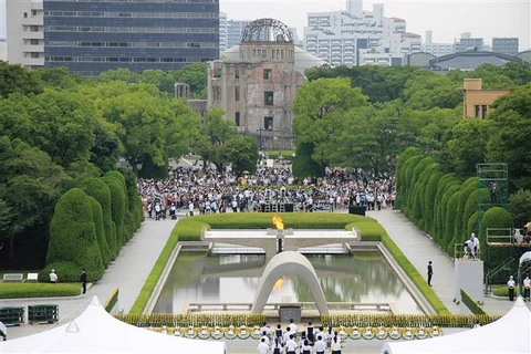 Toàn cảnh lễ tưởng niệm 77 năm ngày Mỹ ném bom nguyên tử xuống Hiroshima ở Công viên Hoà bình, miền Tây Nhật Bản ngày 5/8/2022. (Ảnh: AFP/TTXVN)