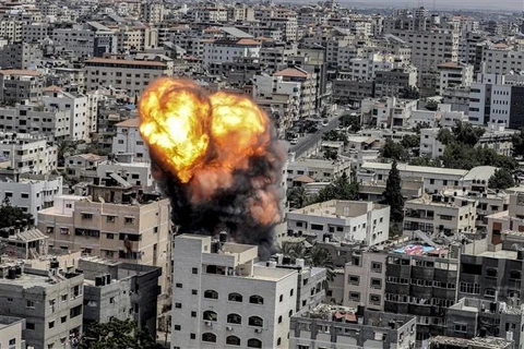 Khói lửa bốc lên sau vụ không kích của Israel xuống thành phố Gaza, ngày 6/8/2022. (Ảnh: AFP/TTXVN)