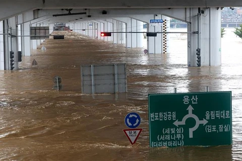 Mưa lớn khiến nước sông Han ở Hàn Quốc dâng cao, ngày 9/8/2022. (Ảnh: Yonhap/TTXVN)