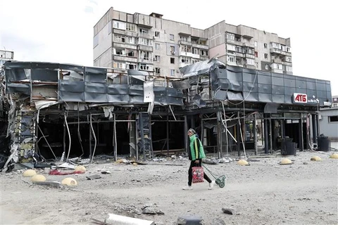 Tòa nhà bị hư hại do xung đột tại Mariupol (Ukraine), ngày 28/4/2022. (Ảnh: THX/TTXVN)