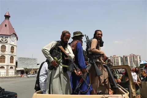 Lực lượng Taliban tuần tra tại thủ đô Kabul (Afghanistan), ngày 17/8/2021. (Ảnh: THX/TTXVN)