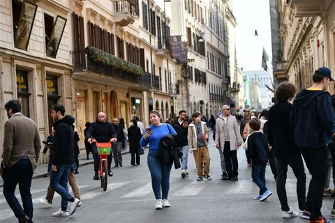 Người dân trên đường phố Rome (Italy), ngày 11/2/2022. (Ảnh: THX/TTXVN)