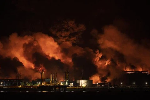 Khói lửa bùng lên dữ dội tại hiện trường vụ cháy kho dầu ở khu công nghiệp Matanzas (Cuba), ngày 8/8/2022. (Ảnh: AFP/TTXVN)