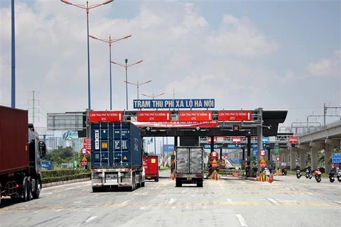 Các phương tiện giao thông qua Trạm thu phí không dừng ETC trên Xa lộ Hà Nội. (Ảnh: Hồng Đạt/TTXVN)