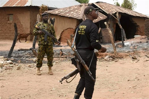Nhân viên an ninh gác tại một ngôi làng sau vụ tấn công khủng bố ở Kukawa (Nigeria). (Ảnh: AFP/TTXVN)