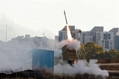 Hệ thống Vòm Sắt của Israel đánh chặn tên lửa bắn từ Dải Gaza, tại thành phố Ashdod (Israel), ngày 17/5/2021. (Ảnh: AFP/TTXVN)