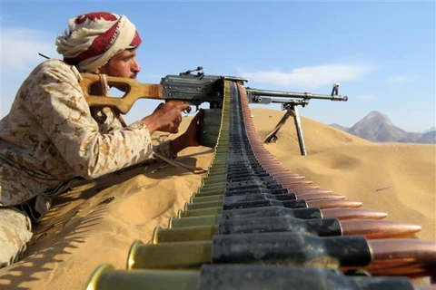 Lực lượng ủng hộ chính phủ nã súng trong cuộc xung đột với phiến quân Houthi ở phía nam tỉnh Marib (Yemen), ngày 10/11/2021. (Ảnh: AFP/TTXVN)