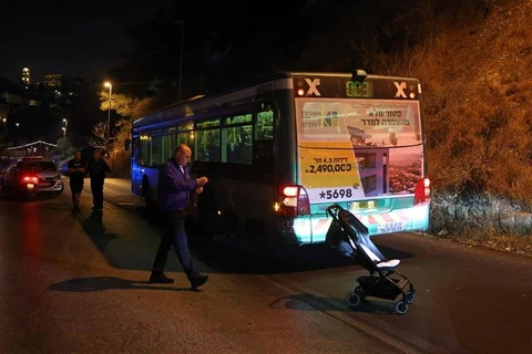 Lực lượng an ninh Israel điều tra tại hiện trường vụ nổ súng vào xe buýt ở khu vực Thành cổ ở Jerusalem, ngày 14/8/2022. (Ảnh: AFP/TTXVN)