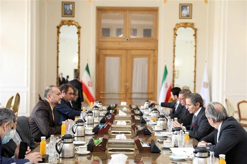 Tổng giám đốc IAEA Rafael Grossi (thứ hai, phải) và Ngoại trưởng Iran Hossein Amir Abdollahian (thứ ba, trái) tại cuộc gặp ở Tehran (Iran), ngày 5/3/2022. (Ảnh: THX/TTXVN)