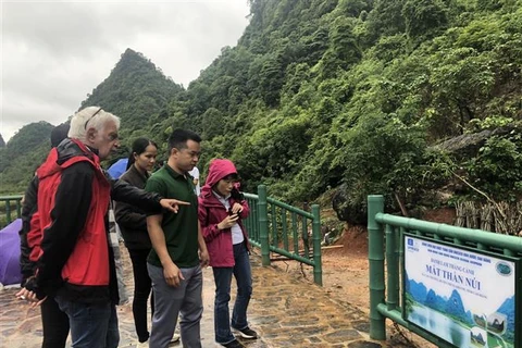 Đoàn chuyên gia mạng lưới Công viên địa chất toàn cầu UNESCO kiểm tra điểm checkin mới xây dựng tại điểm di sản Mắt Thần núi, huyện Trùng Khánh (Cao Bằng), hồi tháng 5/2022. (Ảnh: Chu Hiệu/TTXVN)