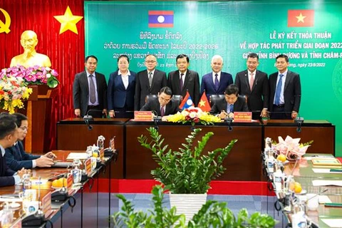 Đại diện tỉnh Bình Dương và tỉnh Champasak (Lào) ký kết hợp tác trên nhiều lĩnh vực trong giai đoạn 2022-2026. (Ảnh: TTXVN phát)