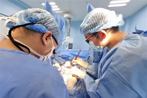 Các bác sỹ Bệnh viện Bình Dân Thành phố Hồ Chí Minh và chuyên gia nước ngoài tiến hành phẫu thuật tạo hình niệu đạo cho người bệnh. (Ảnh: TTXVN phát)