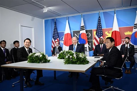 Tổng thống Mỹ Joe Biden (giữa), Tổng thống Hàn Quốc Yoon Suk-yeol (trái) và Thủ tướng Nhật Bản Kishida Fumio tại cuộc hội đàm ba bên ở Madrid (Tây Ban Nha), bên lề Hội nghị thượng đỉnh Tổ chức Hiệp ước Bắc Đại Tây Dương (NATO) ngày 29/6/2022. (Ảnh: AFP/TT