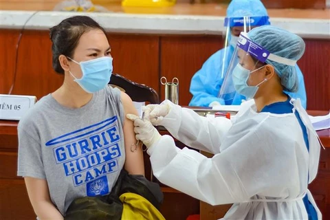 Tiêm vaccine cho người dân tại điểm tiêm Trung tâm Văn hoá quận Sơn Trà (Đà Nẵng), hồi tháng 10/2021. (Ảnh: Văn Dũng/TTXVN)