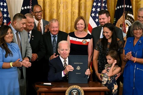 Tổng thống Mỹ Joe Biden sau khi ký ban hành đạo luật "Giải quyết toàn diện vấn đề chất độc" tại Nhà Trắng ở Washington D.C., ngày 10/8/2022. (Ảnh: AFP/TTXVN)