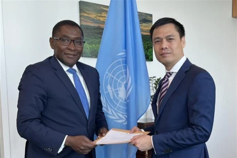 Ông Selwin Hart trao thư của Tổng Thư ký Liên hợp quốc gửi Thủ tướng Chính phủ Phạm Minh Chính cho Đại sứ Đặng Hoàng Giang, ngày 18/5/2022. (Ảnh: TTXVN)