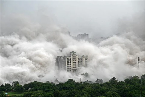 Đám mây bụi bốc lên sau vụ phá dỡ "tháp đôi" cao 100m ở Noida, ngoại ô New Delhi, Ấn Độ, ngày 28/8/2022. Ảnh: AFP/ TTXVN