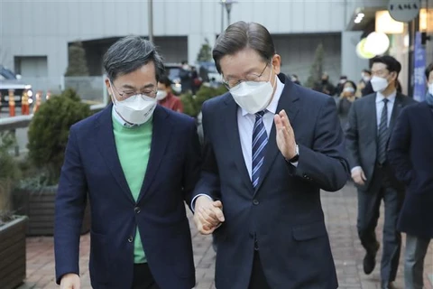 Ông Lee Jae-myung (phải) và ứng viên Kim Dong-yeon của đảng Làn sóng mới tại cuộc gặp ở Seoul, ngày 1/3/2022. (Ảnh: Yonhap/TTXVN)