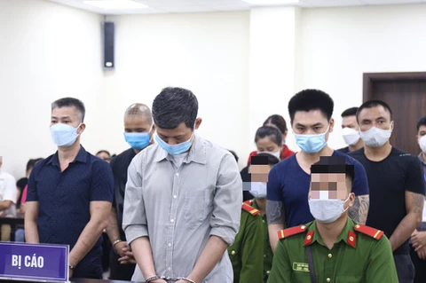 Bị cáo Quý (áo xám, hàng đầu) và các bị cáo tại tòa - Ảnh: tuoitre.vn