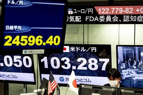 Tỷ giá hối đoái giữa đồng yen và đồng USD được niêm yết trên bảng điện tử tại Tokyo (Nhật Bản). (Ảnh: AFP/TTXVN)