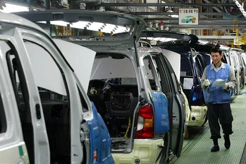 Dây chuyền sản xuất ôtô của Hãng Hyundai tại nhà máy ở thành phố Ulsan (Hàn Quốc), ngày 28/7/2003. (Ảnh: AFP/TTXVN)