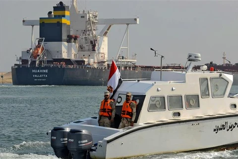 Tàu thuyền đi lại qua kênh đào Suez (Ai Cập). (Ảnh: AFP/TTXVN)