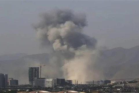 Khói bốc lên từ hiện trường vụ nổ tại nhà thờ Hồi giáo ở khu vực Khair Khana, thủ đô Kabul (Afghanistan) ngày 17/8/2022. (Ảnh: Twitter/TTXVN)