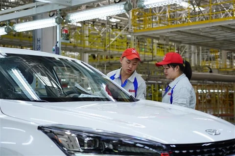 Thanh tra kỹ thuật kiểm tra xe chạy bằng năng lượng mới tại nhà máy sản xuất ôtô ở Nghi Tân, tỉnh Tứ Xuyên (Trung Quốc). (Ảnh: THX/TTXVN)