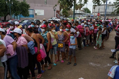 Người di cư tập trung tại thị trấn biên giới Reynosa, Tamaulipas (Mexico), trong hành trình tới Mỹ. (Ảnh: AFP/TTXVN)